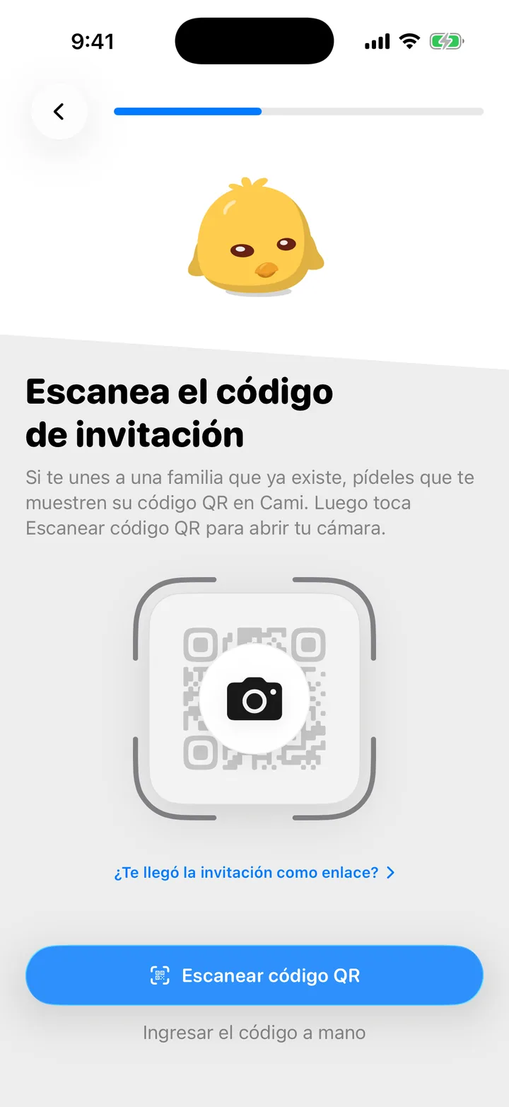 La pantalla Escanea el código de invitación de Cami, con el botón Escanear código QR y, debajo, Ingresar el código a mano.