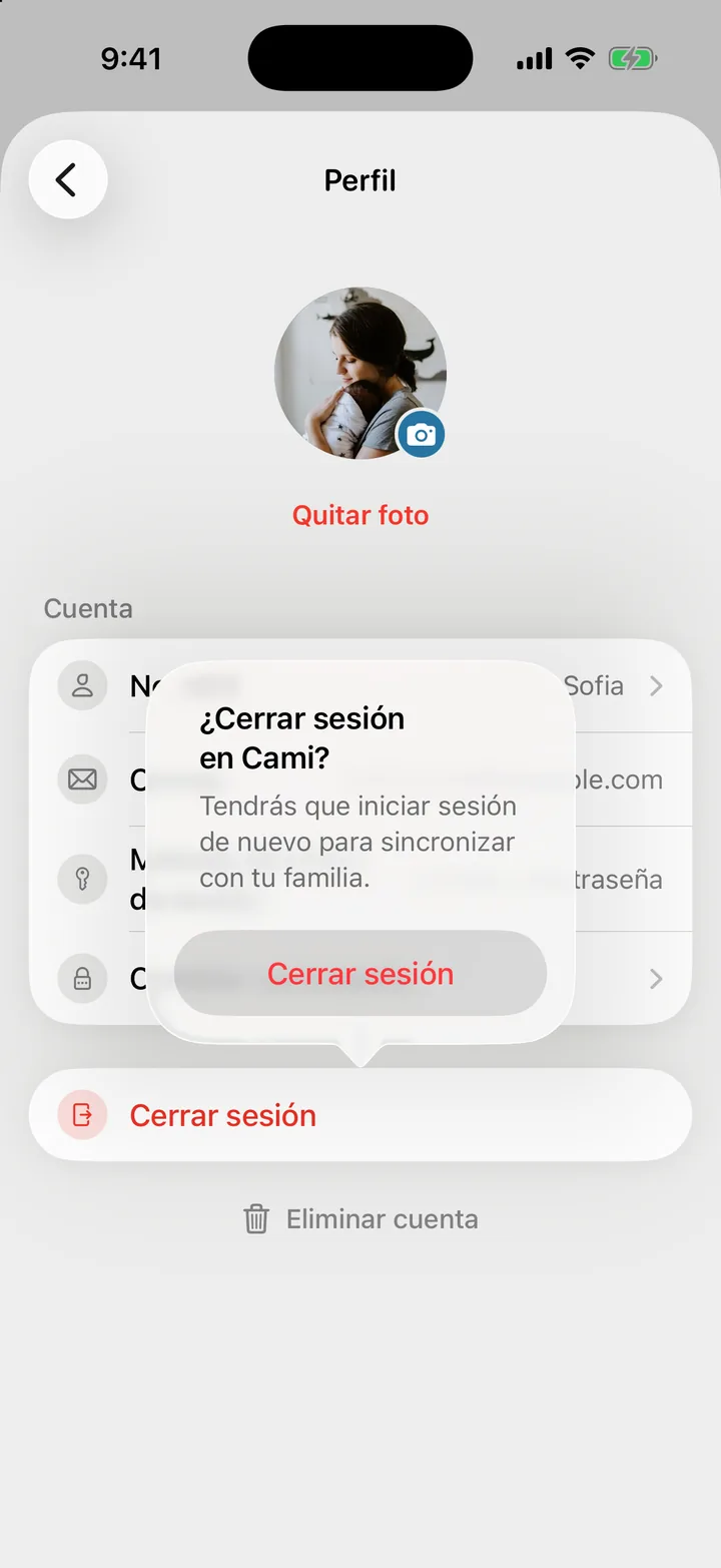 La confirmación ¿Cerrar sesión en Cami?, que avisa que tendrás que iniciar sesión de nuevo para sincronizar con tu familia.