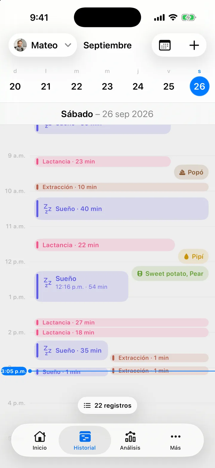 La pestaña Historial: la tira de la semana, un día con bloques de sueño, tomas y pañales con la noche sombreada, y el botón Registros abajo.